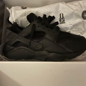 Mens size 8 Nike Huarache Black Sneakers/ BRAND NEW…NEVER WORN